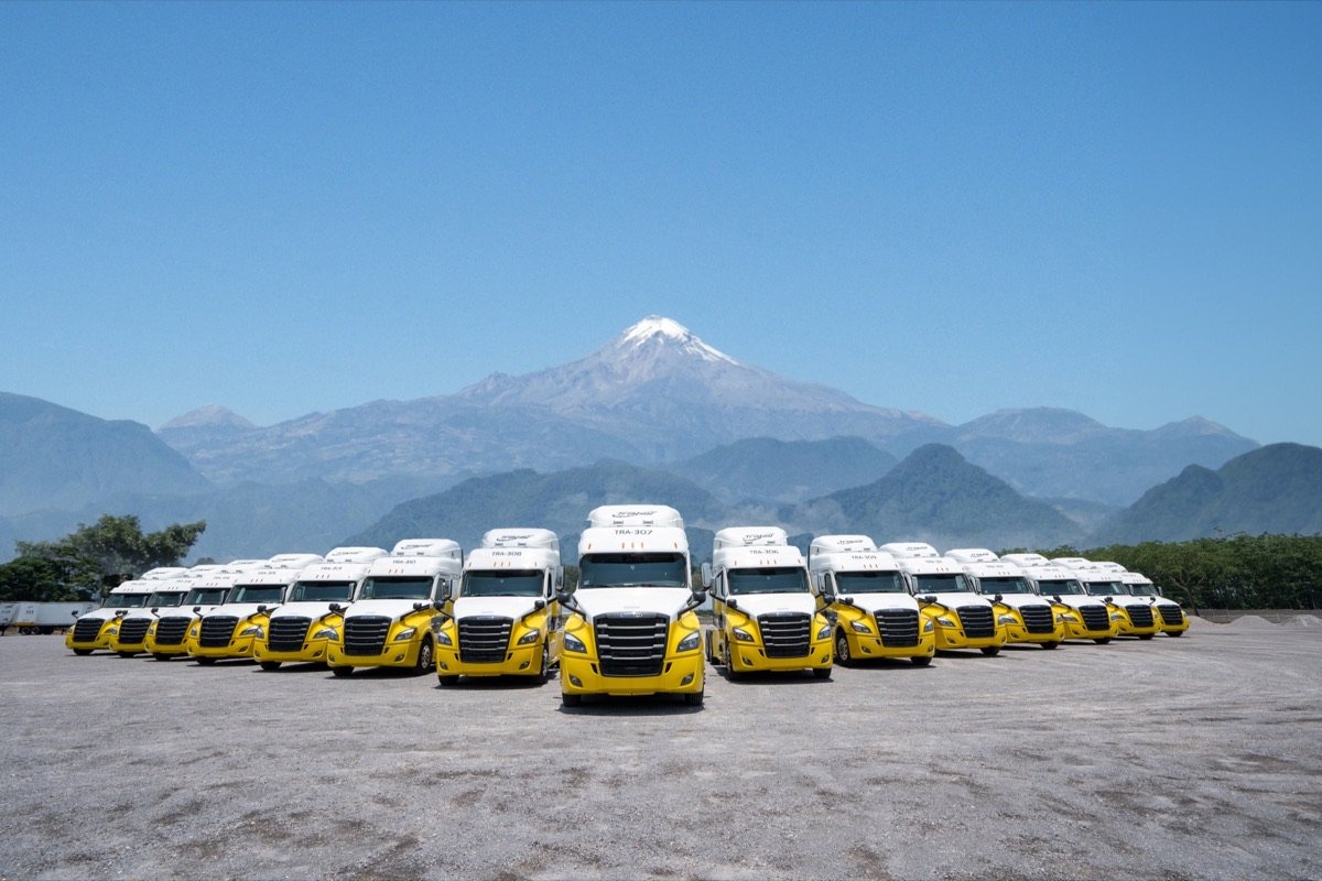 Flota de tractocamiones frente al Pico de Orizaba