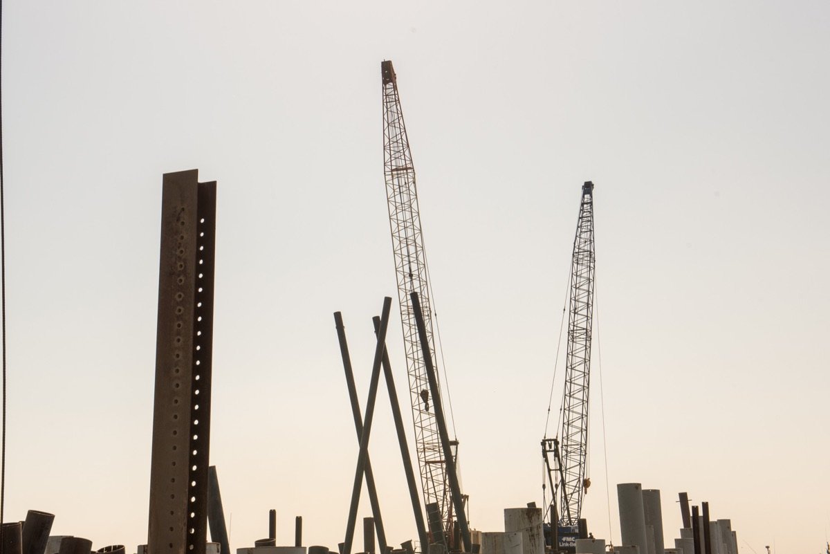 Grúas de construcción en silueta