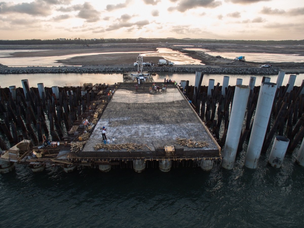 Vista aérea de un muelle en construcción