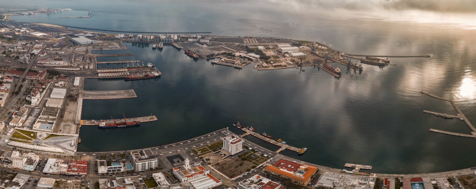 Vista aérea panorámica del puerto de Veracruz al atardecer, fotografiada por Media Bandera