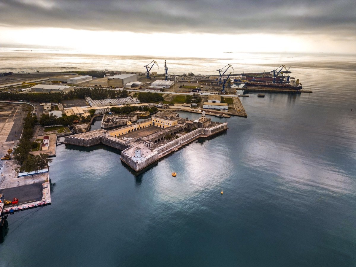 Vista aérea del puerto y su malecón