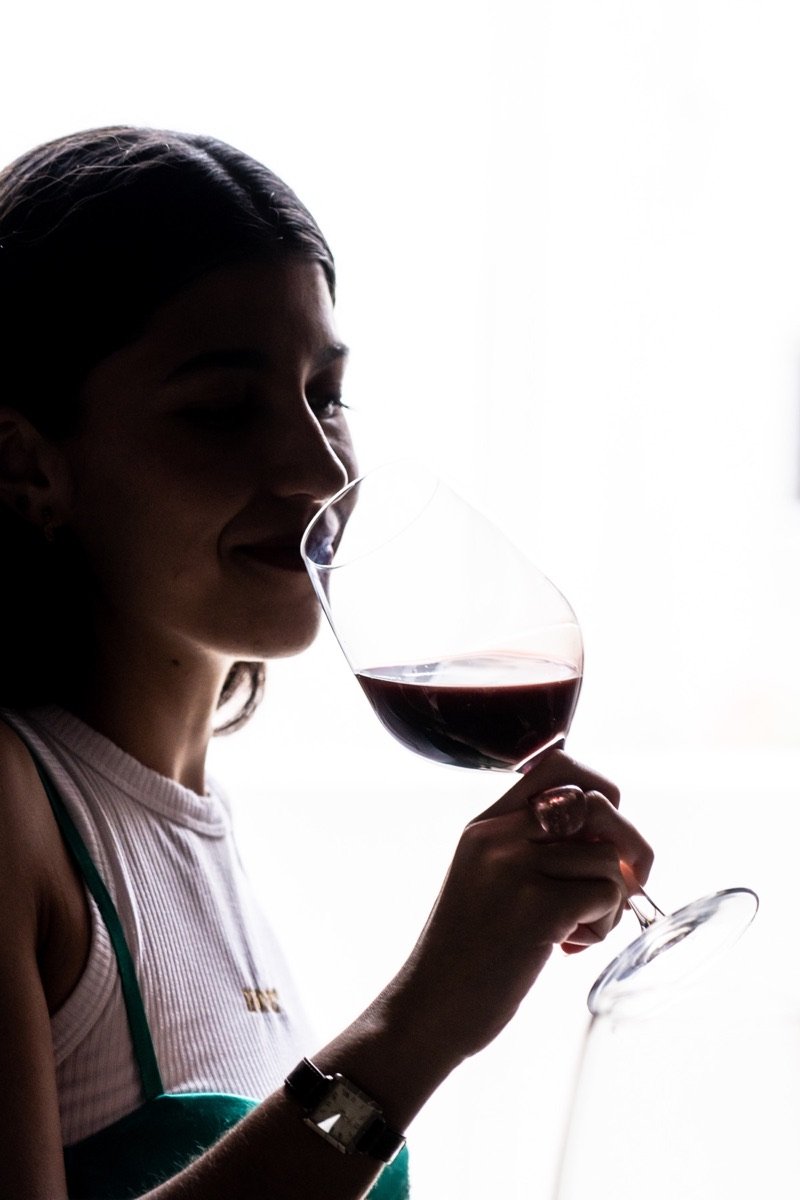 Mujer probando una copa de vino tinto